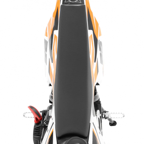 Benzīna motocikls ar 57 cm³ četrtaktu dzinēju un 1,5 ZS jaudu. (HECHT 54557)