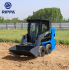 Mini iekrāvējs RIPPA RS07 PRO 670 kg, Kubota D1105 dzinējs 24,8 ZS (1123 cm³), EURO 5, slēgta kabīne, pilotvadības kursorsviras, kauss komplektā (RS07PRO)