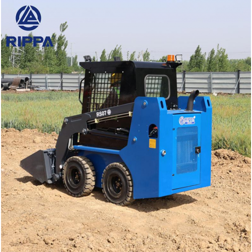 Mini iekrāvējs RIPPA RS07 PRO 670 kg, Kubota D1105 dzinējs 24,8 ZS (1123 cm³), EURO 5, slēgta kabīne, pilotvadības kursorsviras, kauss komplektā (RS07PRO)