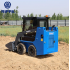 Mini iekrāvējs RIPPA RS07 PRO 670 kg, Kubota D1105 dzinējs 24,8 ZS (1123 cm³), EURO 5, slēgta kabīne, pilotvadības kursorsviras, kauss komplektā (RS07PRO)